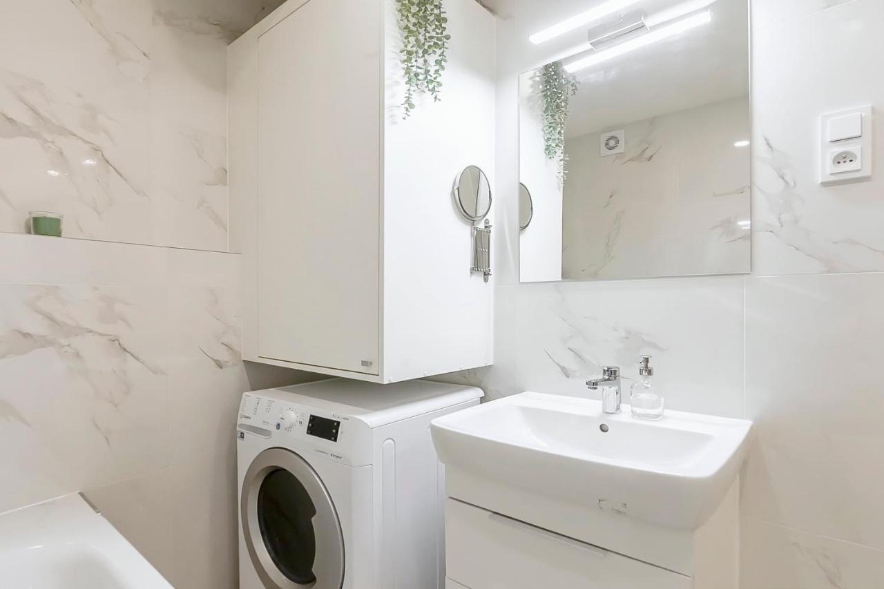 Popular Location / Street View / 4 Ppl / Netflix Apartment Прага Екстериор снимка
